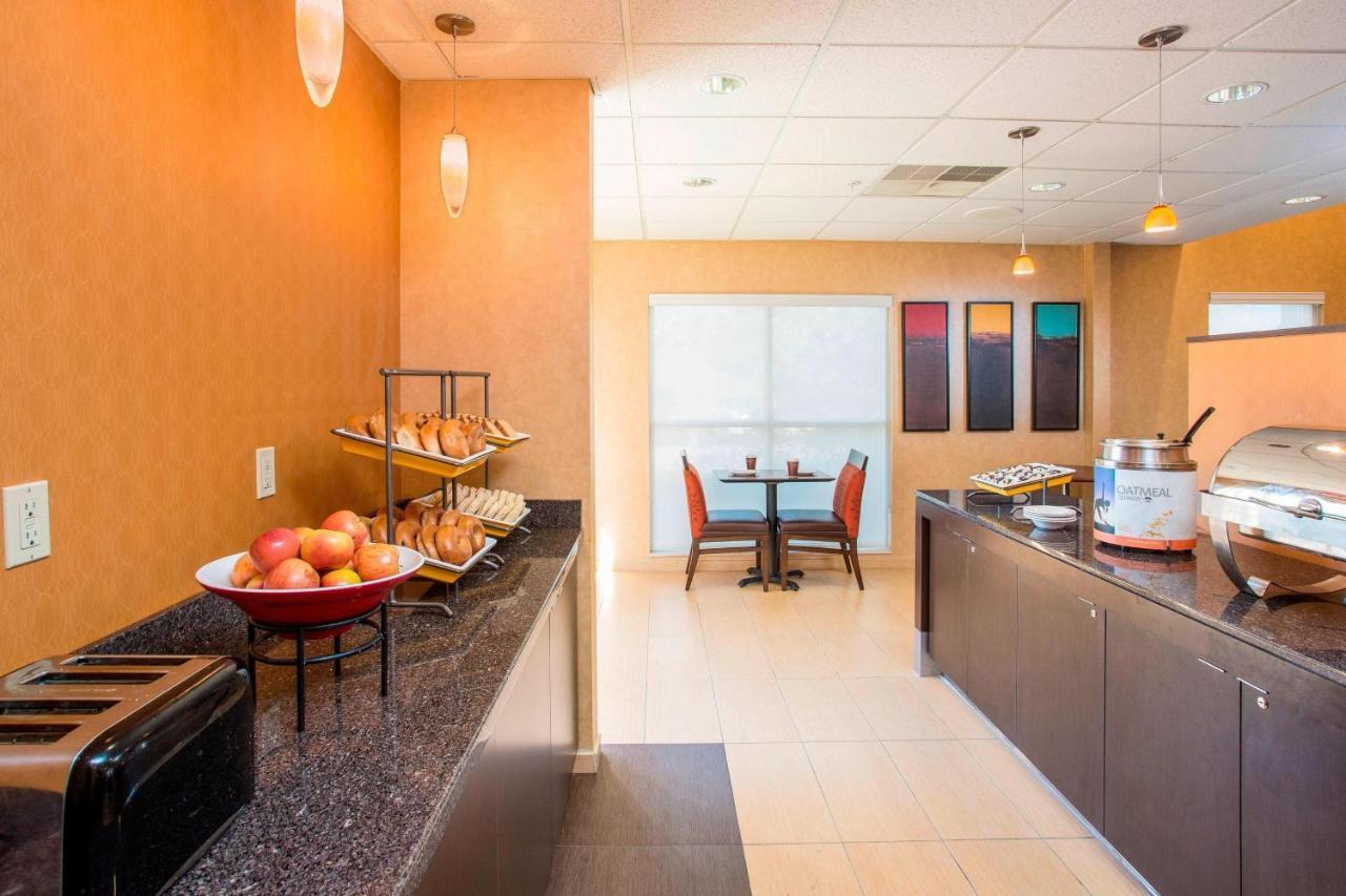 Residence Inn Topeka Bagian luar foto